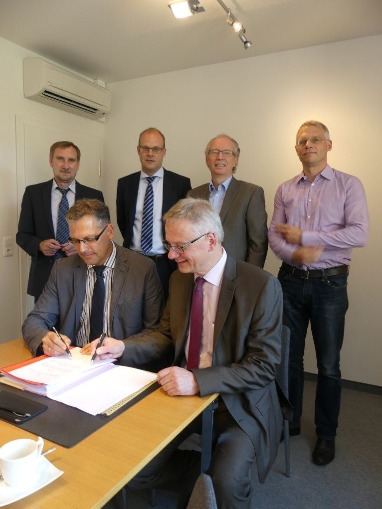 Die Herren Dr. Ralf  Frenzel und Klaus Hamm für Galeria Kaufhof sowie Bürgermeister Ulf Hürtgen und Beigeordneter Ottmar Voigt unterzeichneten die umfangreichen Vertragswerke.