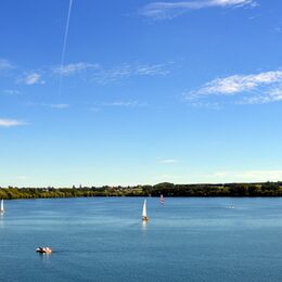 Zülpicher See mit blauem Himmel und Segelbooten